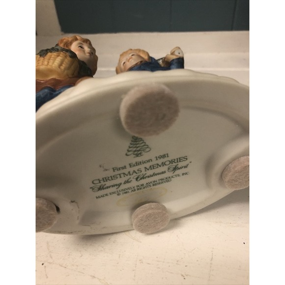 1981 Avon Keeping The Christmas Tradition Memories Series Porcelain Figurine * - Picture 6 of 6